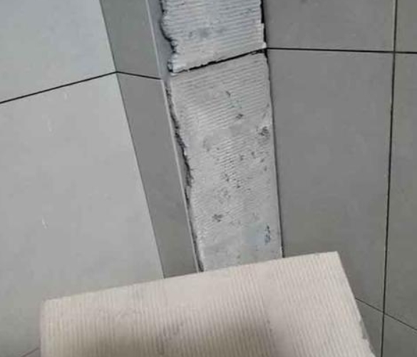 山西瓷砖空鼓维修公司分享下厨房瓷砖脱落的补救措施。